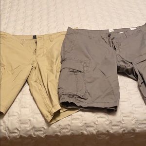 2 pair Men’s Gap Cargo shorts W38